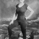 Annette Kellerman promove o direito das mulheres ao usar um maiô em 1907. Ela foi presa por atentado ao pudor.