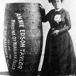 Annie Edison Taylor, a primeira pessoa a sobreviver descendo as Cataratas do Niágara em um barril, 1901.