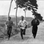 Maratonistas nos primeiros jogos olímpicos modernos em Atenas, Grécia, em 1896.