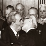 O Beijo Fraternal Socialista entre Leonid Brezhnev e Erich Honecker, em 1979.