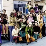 O jovem Osama Bin Laden com sua família em férias na Suécia nos anos 70. Bin Laden é o segundo da direita com camisa verde e calça azul.