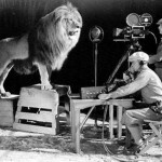 Um câmera gravando o rugido do leão para a vinheta da MGM.