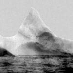 Um iceberg fotografado em 1912, tendo uma marca inconfundível de tinta preta e vermelha. Acredita-se que este foi o iceberg que afundou o Titanic.