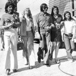 Wilton Franco, Hebe Camargo e Emerson Fittipaldi passeiam no Sumaré em São Paulo nos anos 70.